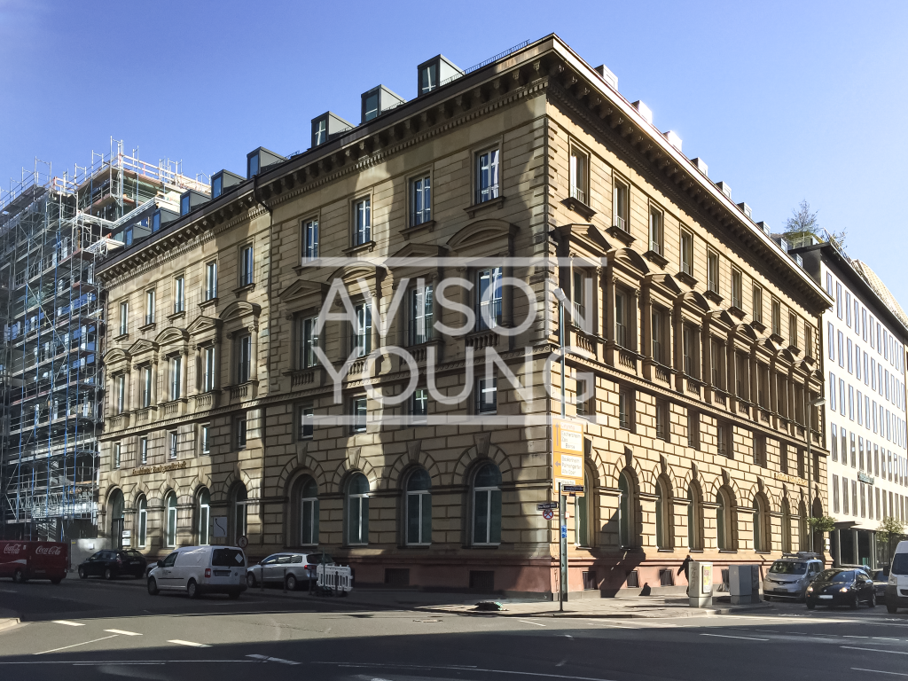 Moderne Landmarke mit historischen Elementen Moderne Landmarke mit historischen Elementen