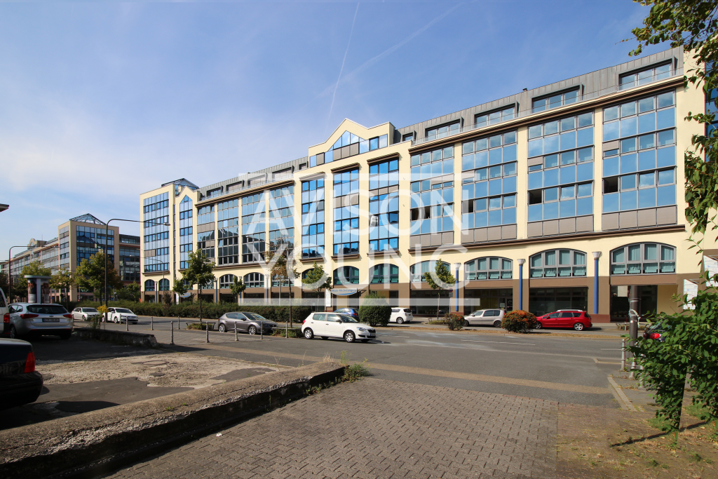 Modernes Bürogebäude geprägt durch florentinische Architektur