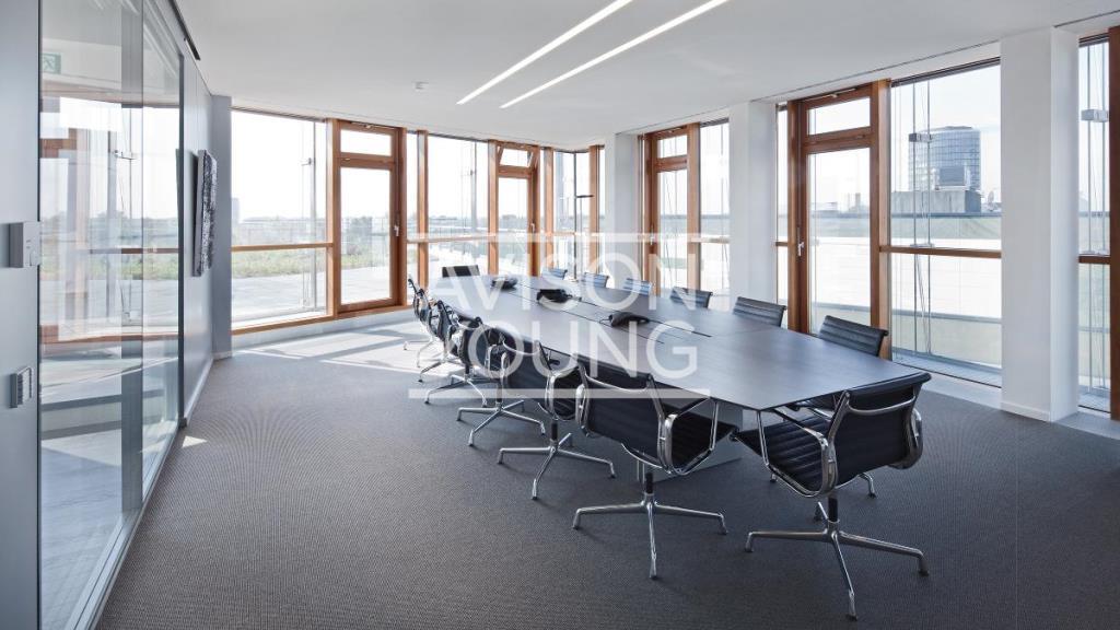 Ein architektonisches Statement am Wasser – modernes Arbeiten mit Weitblick Ein architektonisches Statement am Wasser – modernes Arbeiten mit Weitblick