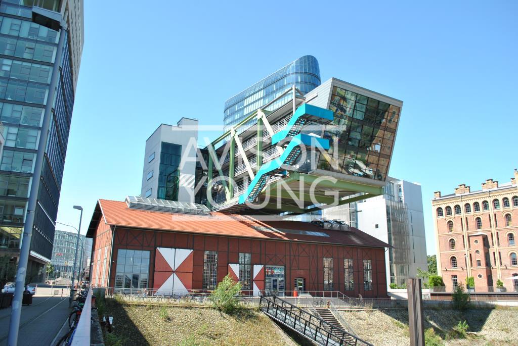 Das horizontale Hochhaus mit besonderer Architektur im Medienhafen.