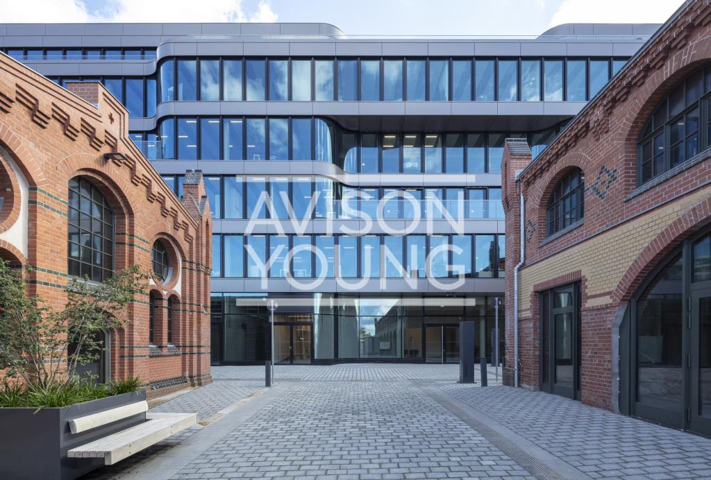 Neubau + historische Hallen